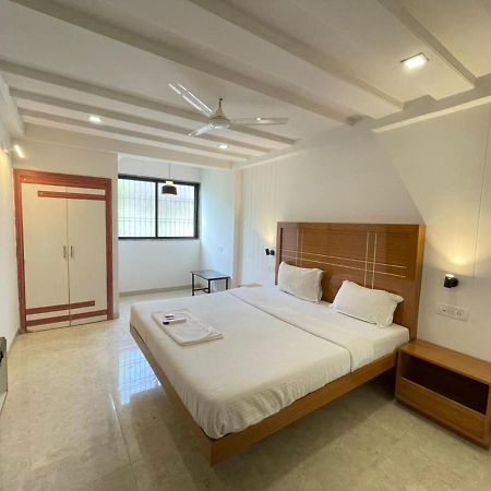 Hotel Holiday Pride Aurangābād Extérieur photo